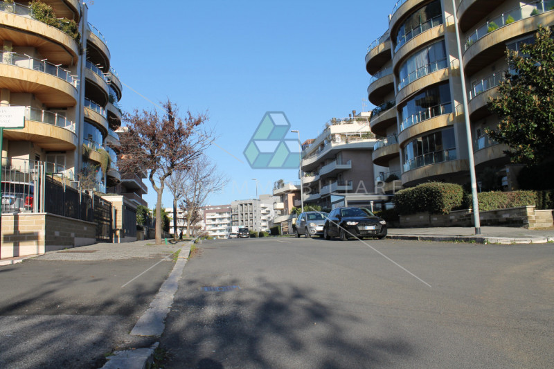 Immagine 6 di Negozio in vendita  in Via Andrea Lavezzolo a Roma