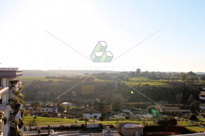 Immagine 8 di Negozio in vendita  in Via Andrea Lavezzolo a Roma