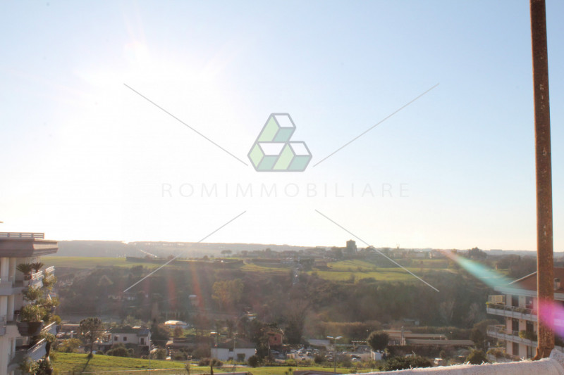 Immagine 9 di Negozio in vendita  in Via Andrea Lavezzolo a Roma