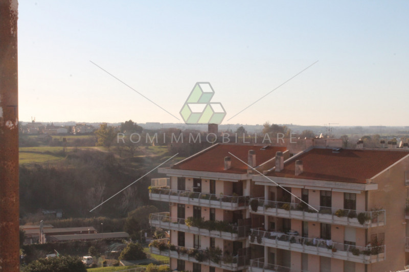 Immagine 10 di Negozio in vendita  in Via Andrea Lavezzolo a Roma