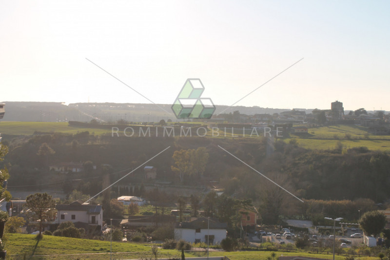 Immagine 11 di Negozio in vendita  in Via Andrea Lavezzolo a Roma