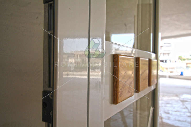 Immagine 12 di Negozio in vendita  in Via Andrea Lavezzolo a Roma