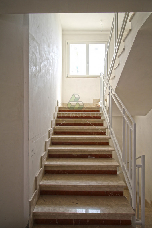 Immagine 13 di Negozio in vendita  in Via Andrea Lavezzolo a Roma