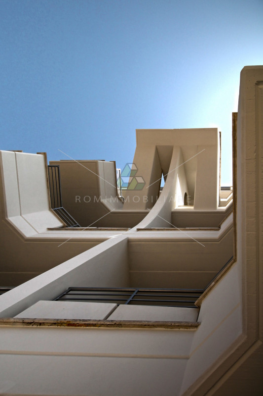 Immagine 14 di Negozio in vendita  in Via Andrea Lavezzolo a Roma