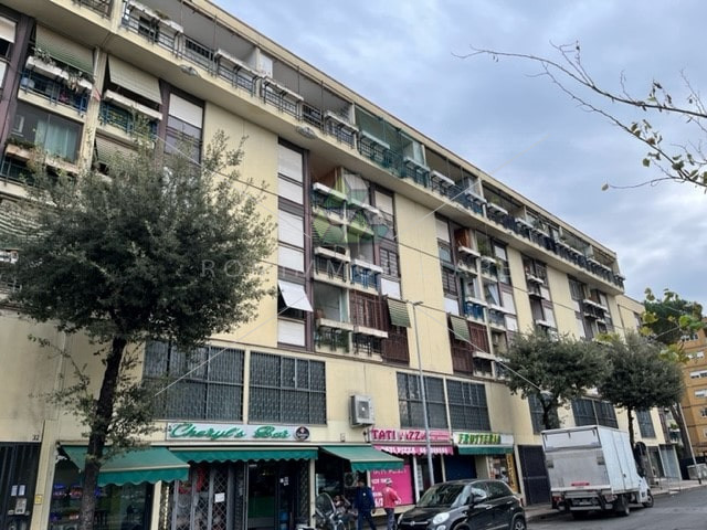 Immagine 5 di Ufficio in vendita  in Via Dei Cochi a Roma