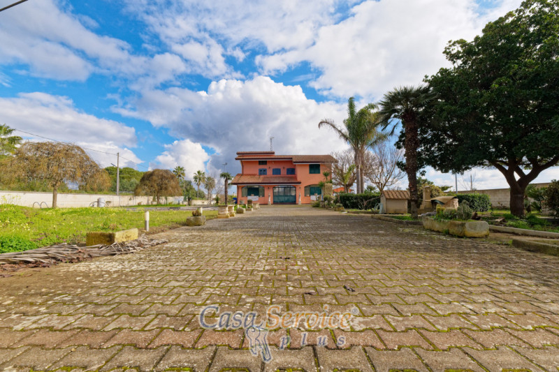 Immagine 27 di Villa in vendita  in Contrada Viva a Cutrofiano