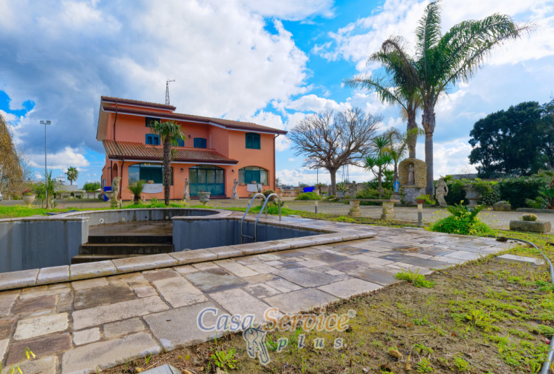Immagine 32 di Villa in vendita  in Contrada Viva a Cutrofiano