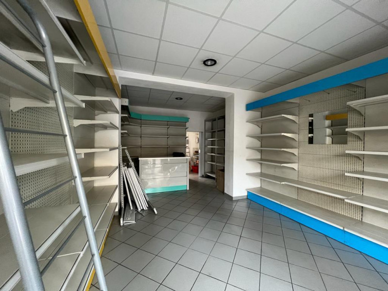 Immagine 2 di Negozio in vendita  in DUE STRADE a Firenze