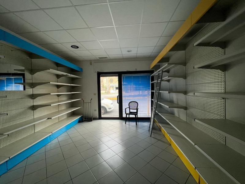 Immagine 11 di Negozio in vendita  in DUE STRADE a Firenze