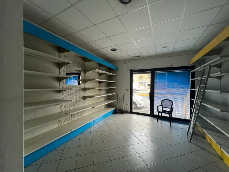 Immagine 12 di Negozio in vendita  in DUE STRADE a Firenze