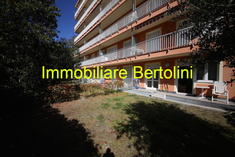 Immagine 1 di Appartamento in vendita  in via degli amici a Bordighera