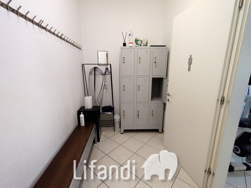 Immagine 4 di Negozio in vendita  a Mezzolombardo