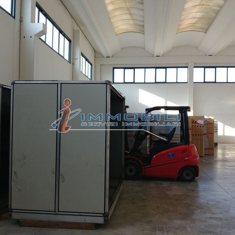 Immagine 6 di Capannone industriale in vendita  in PIAZZA MARCONI a San Zenone Al Lambro