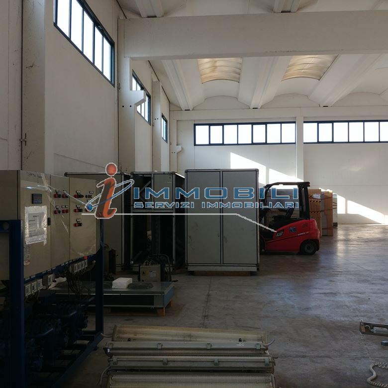 Immagine 7 di Capannone industriale in vendita  in PIAZZA MARCONI a San Zenone Al Lambro