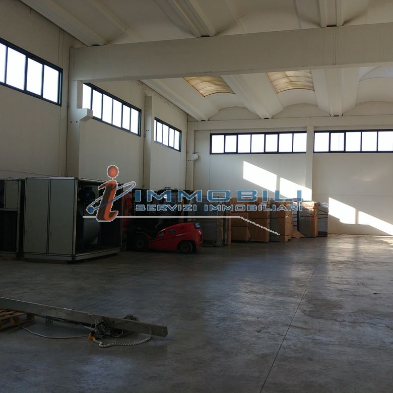Immagine 9 di Capannone industriale in vendita  in PIAZZA MARCONI a San Zenone Al Lambro