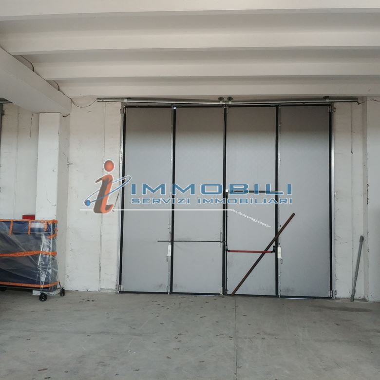 Immagine 11 di Capannone industriale in vendita  in PIAZZA MARCONI a San Zenone Al Lambro