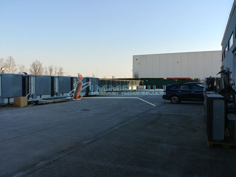 Immagine 23 di Capannone industriale in vendita  in PIAZZA MARCONI a San Zenone Al Lambro
