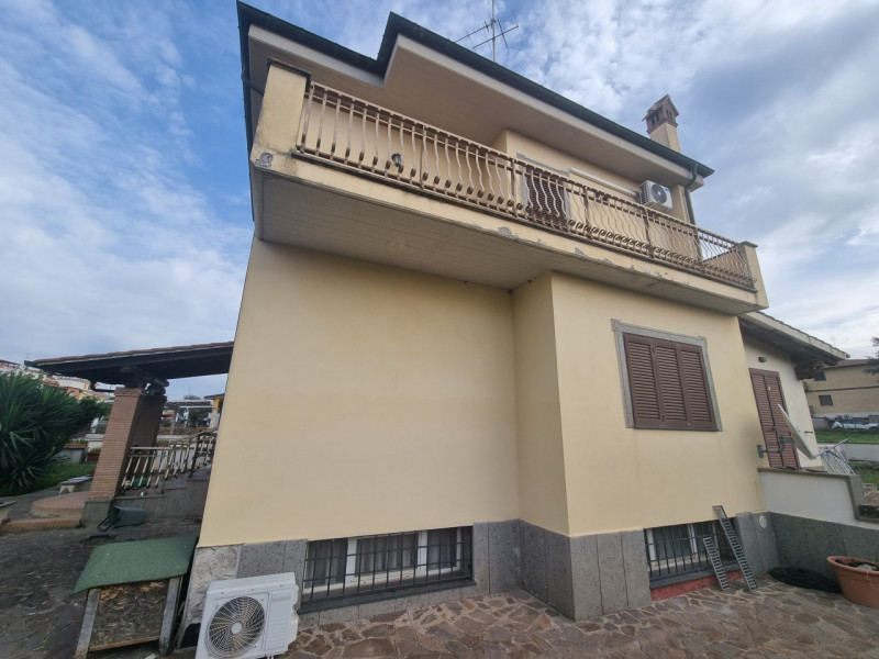 Immagine 3 di Villa in vendita  in VIA DEI REDATTORI a Roma