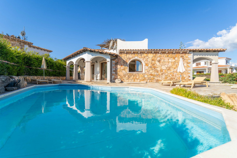 Immagine 1 di Villa in vendita  in VIA DEL GIGLIO a Olbia