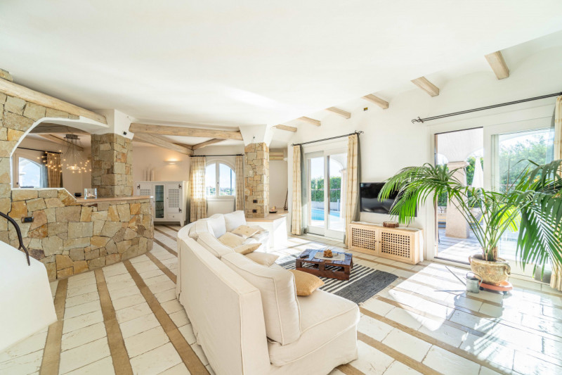 Immagine 3 di Villa in vendita  in VIA DEL GIGLIO a Olbia