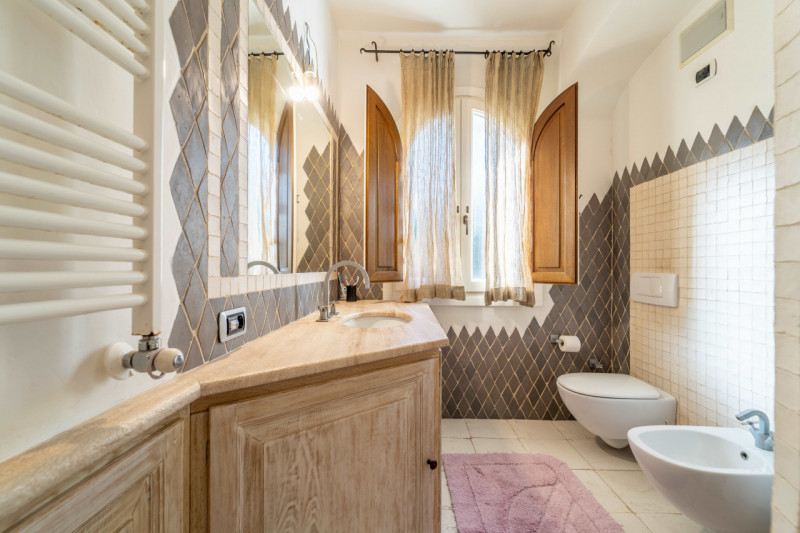 Immagine 21 di Villa in vendita  in VIA DEL GIGLIO a Olbia