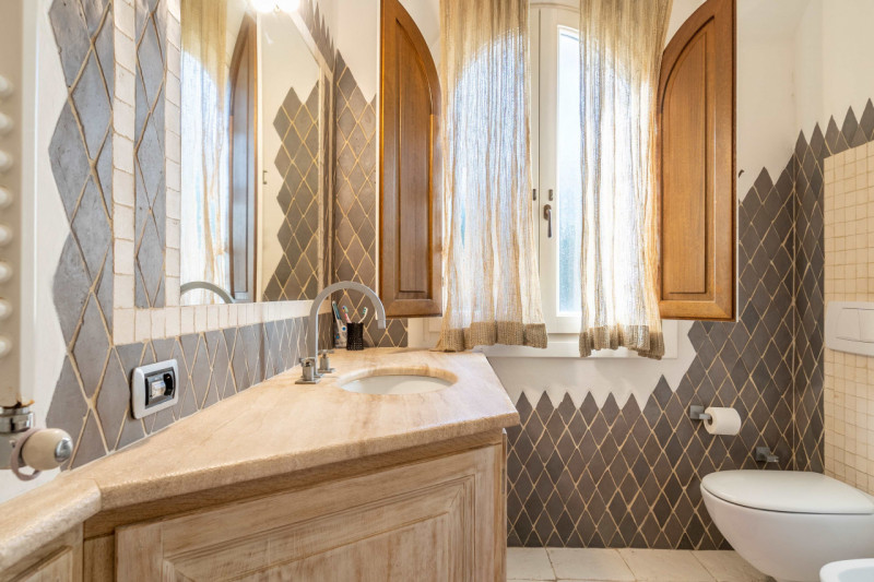 Immagine 23 di Villa in vendita  in VIA DEL GIGLIO a Olbia