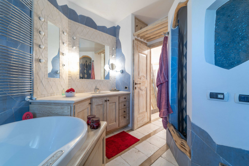 Immagine 24 di Villa in vendita  in VIA DEL GIGLIO a Olbia