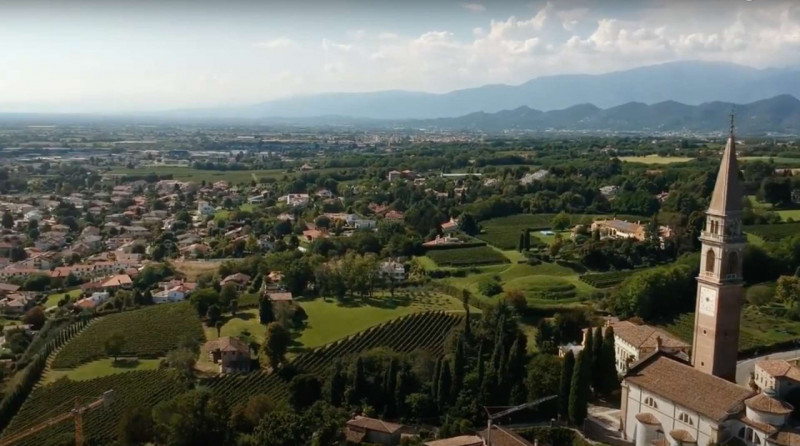 Immagine 2 di Terreno in vendita  a Montebelluna