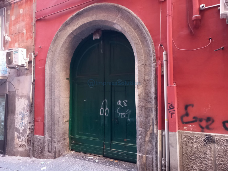 Immagine 4 di Magazzino in vendita  in Via Emanuele De Deo a Napoli