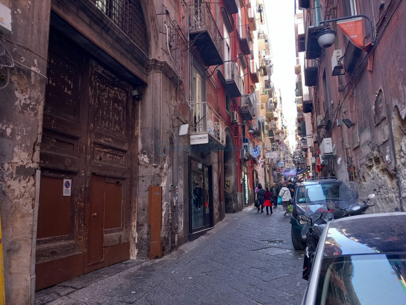 Immagine 13 di Magazzino in vendita  in Via Emanuele De Deo a Napoli