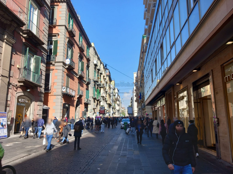 Immagine 14 di Magazzino in vendita  in Via Emanuele De Deo a Napoli