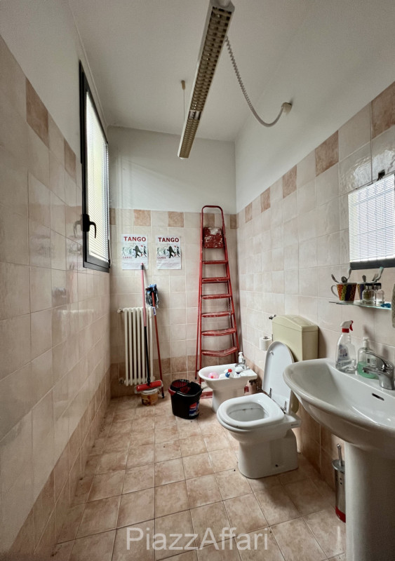 Immagine 8 di Ufficio in vendita  in Correzzola - Villa del Bosco a Correzzola