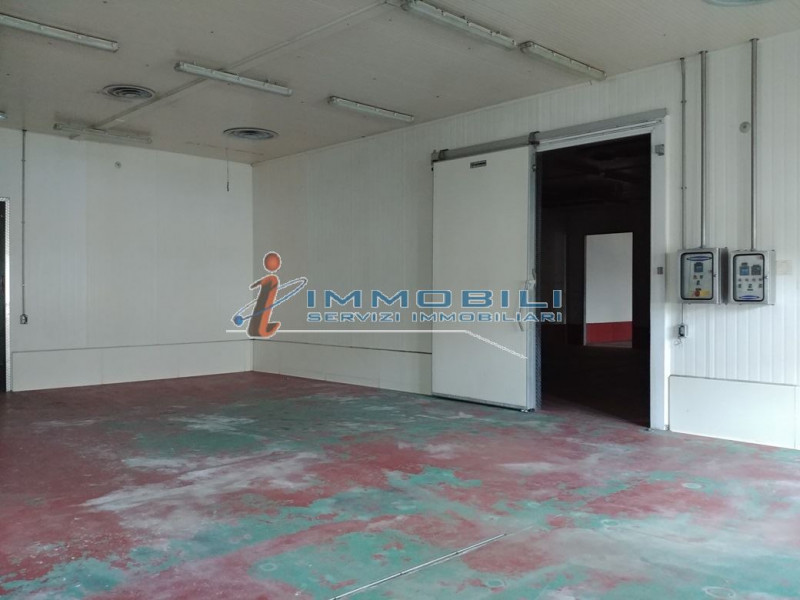 Immagine 3 di Laboratorio in vendita  in VIA PRIMO MAGGIO a Bussero