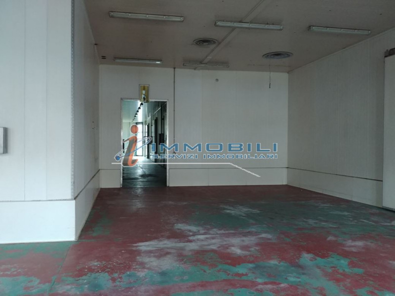 Immagine 1 di Laboratorio in vendita  in VIA PRIMO MAGGIO a Bussero