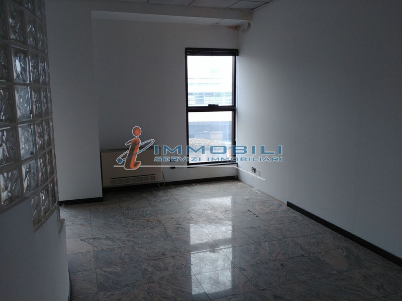 Immagine 19 di Laboratorio in vendita  in VIA PRIMO MAGGIO a Bussero