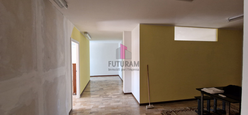 Immagine 2 di Laboratorio in affitto  a Abano Terme