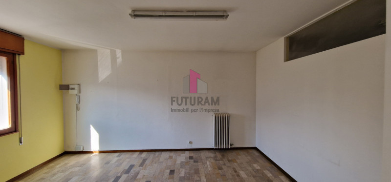 Immagine 4 di Laboratorio in affitto  a Abano Terme