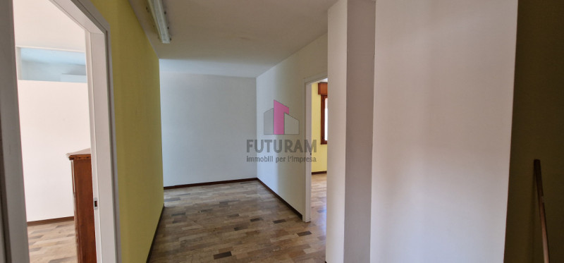 Immagine 6 di Laboratorio in affitto  a Abano Terme