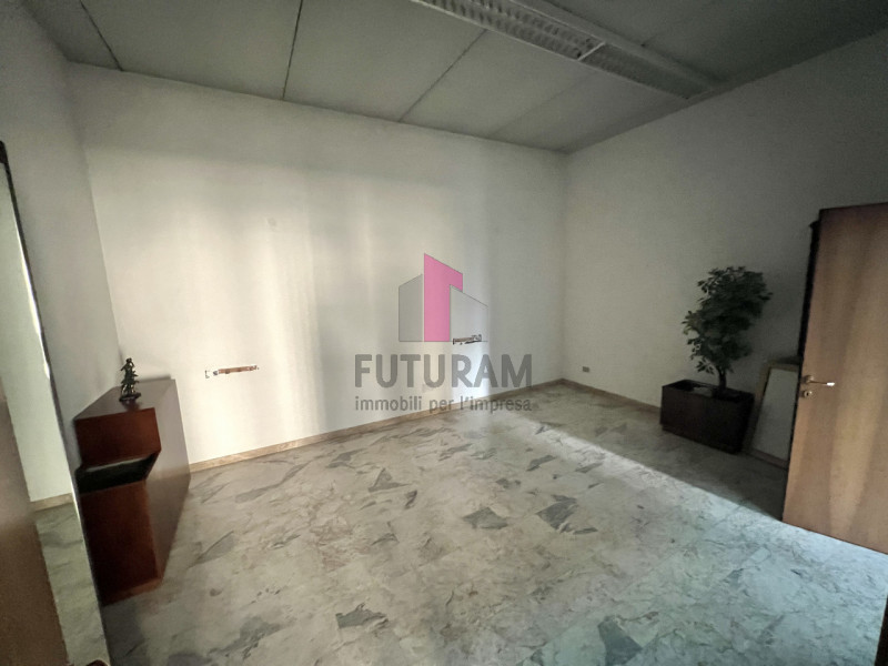 Immagine 13 di Capannone industriale in affitto  in Via Dante a Torri Di Quartesolo