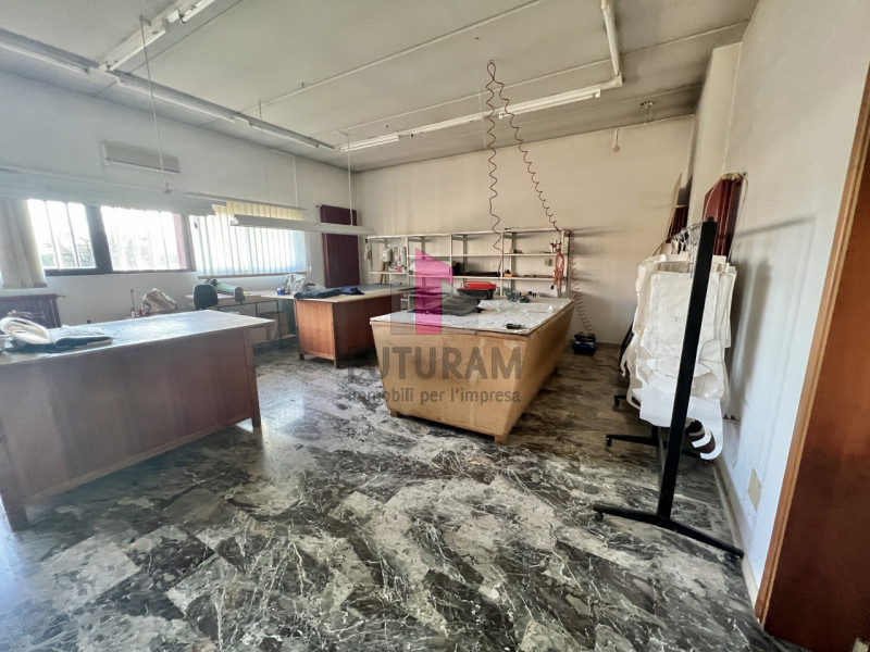 Immagine 17 di Capannone industriale in affitto  in Via Dante a Torri Di Quartesolo