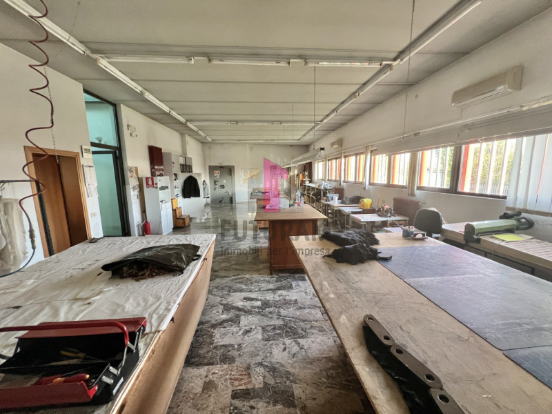 Immagine 18 di Capannone industriale in affitto  in Via Dante a Torri Di Quartesolo