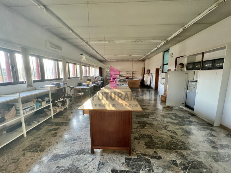 Immagine 19 di Capannone industriale in affitto  in Via Dante a Torri Di Quartesolo