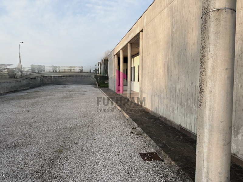 Immagine 25 di Capannone industriale in affitto  in Via Dante a Torri Di Quartesolo