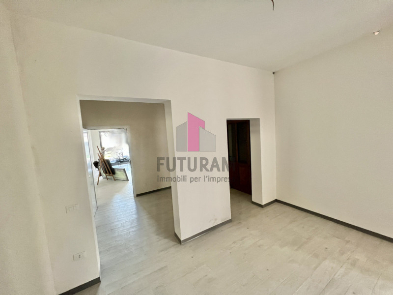 Immagine 9 di Negozio in vendita  in Via Antonibon a Nove