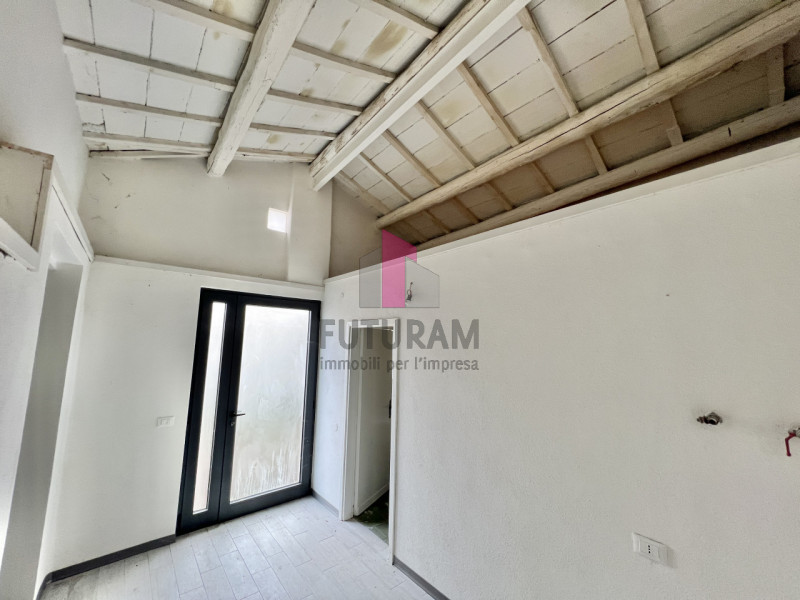 Immagine 11 di Negozio in vendita  in Via Antonibon a Nove