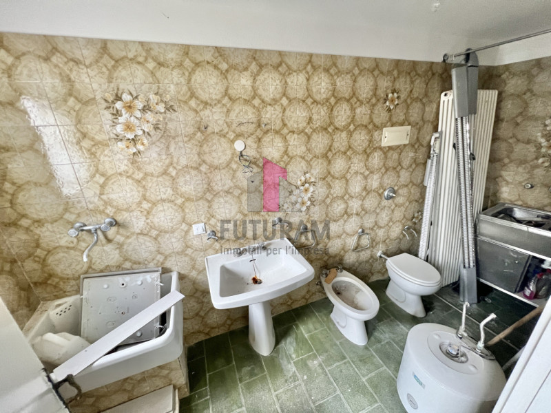 Immagine 15 di Negozio in vendita  in Via Antonibon a Nove