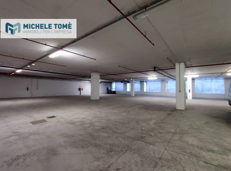 Immagine 2 di Magazzino in vendita  in via crivellin a Affi