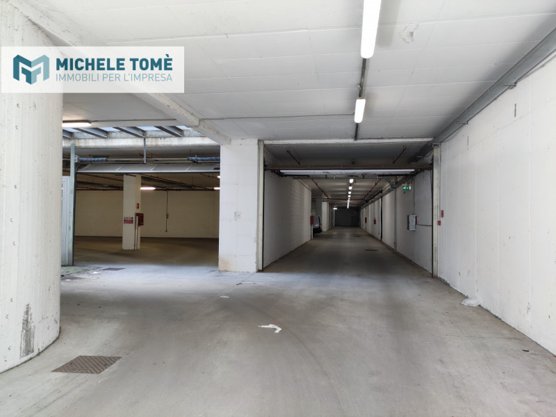 Immagine 3 di Magazzino in vendita  in via crivellin a Affi