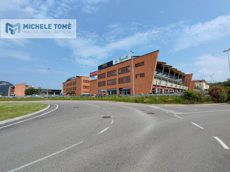 Immagine 9 di Magazzino in vendita  in via crivellin a Affi