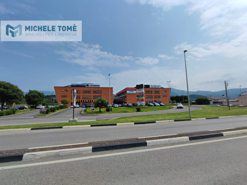 Immagine 12 di Magazzino in vendita  in via crivellin a Affi